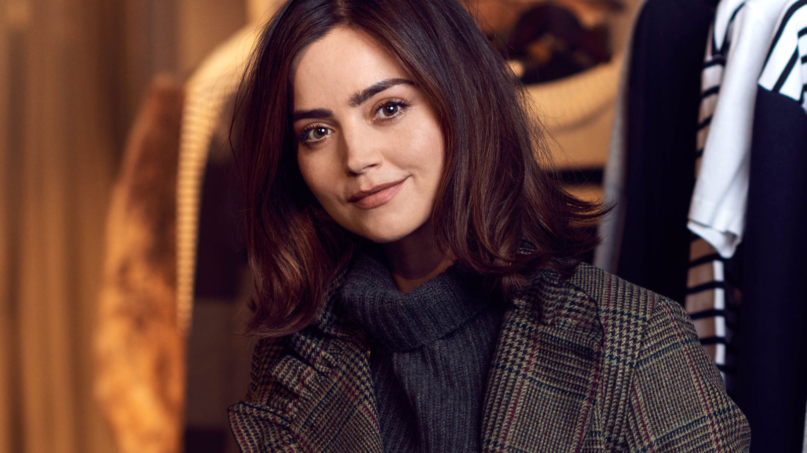 Anal jinsiy aloqa paytida qattiq ogriq paydo boladi U otkinchilarni butalar orasidan siltab tashlaydi.